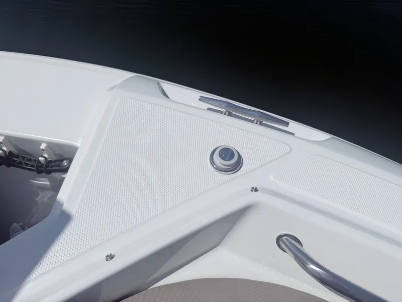 Slide: The Image of Boston Whaler 330 Vantage 2025 - 36