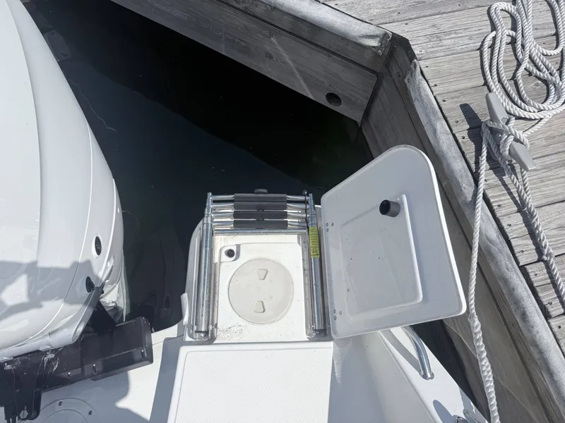 Slide: The Image of Boston Whaler 330 Vantage 2025 - 44