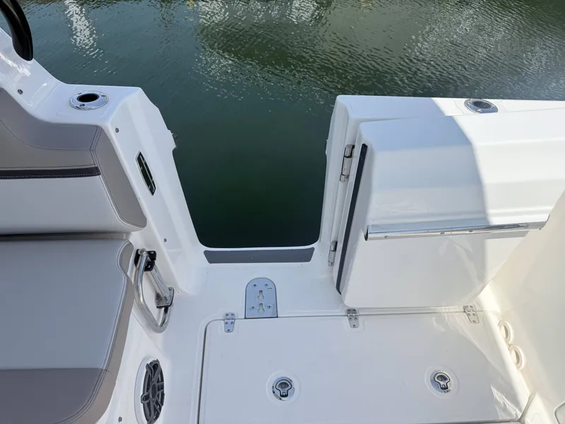 Slide: The Image of Boston Whaler 330 Vantage 2025 - 11