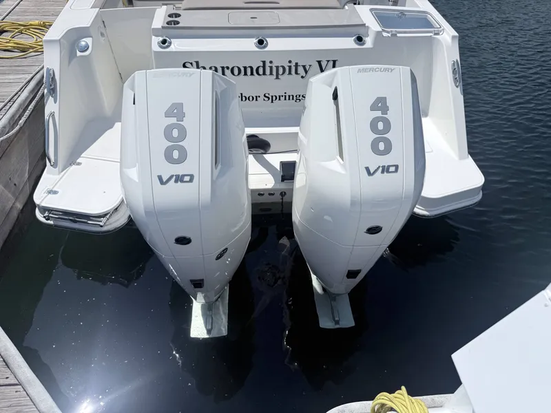Slide: The Image of Boston Whaler 330 Vantage 2025 - 5