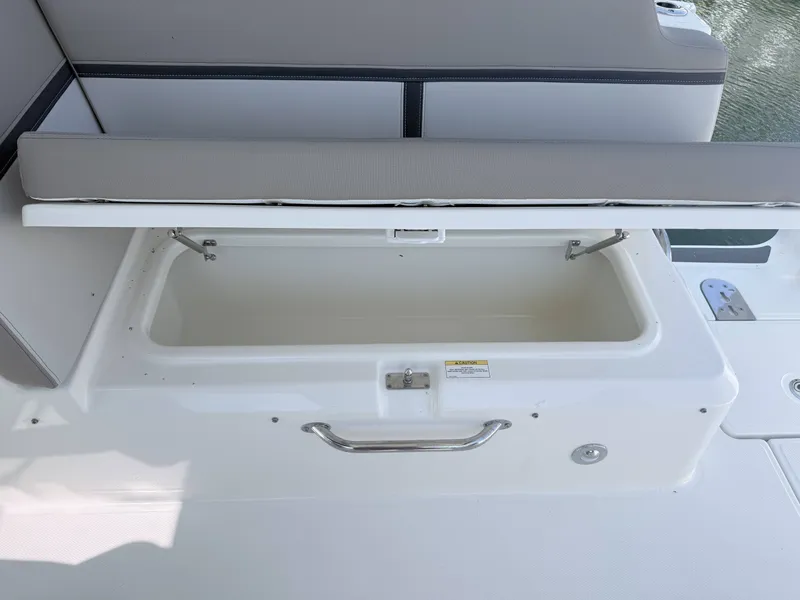 Slide: The Image of Boston Whaler 330 Vantage 2025 - 19
