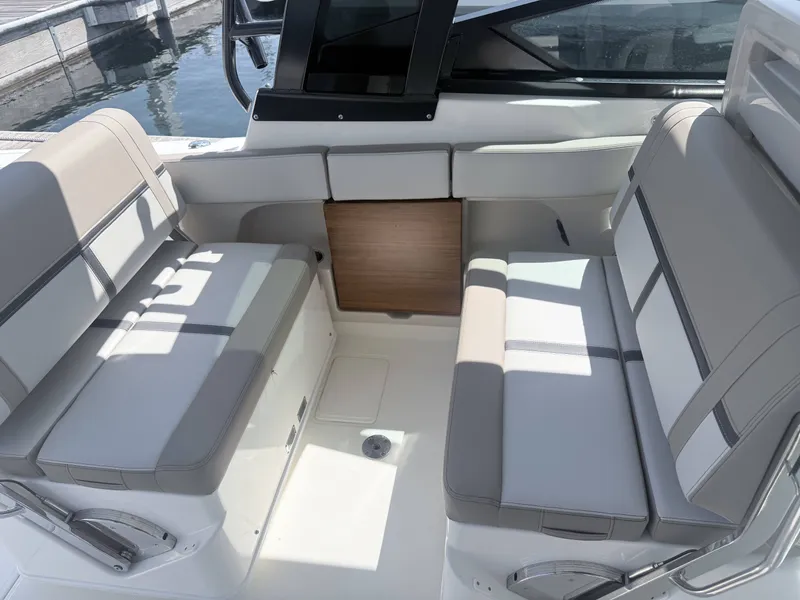 Slide: The Image of Boston Whaler 330 Vantage 2025 - 14