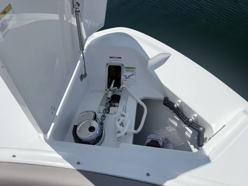 Slide: The Image of Boston Whaler 330 Vantage 2025 - 35