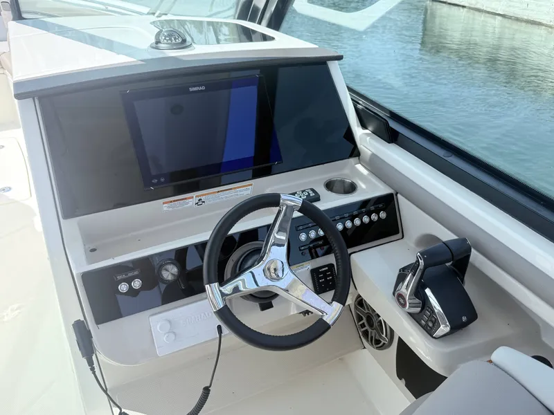 Slide: The Image of Boston Whaler 330 Vantage 2025 - 22