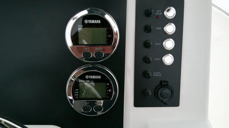 Slide: The Image of Robalo R200 2026 - 12