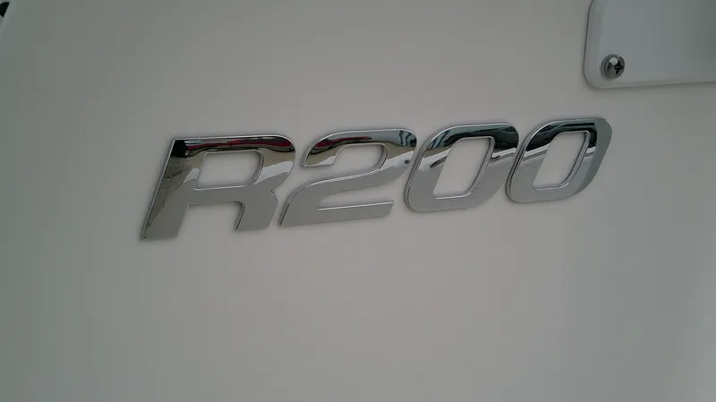 Slide: The Image of Robalo R200 2026 - 13
