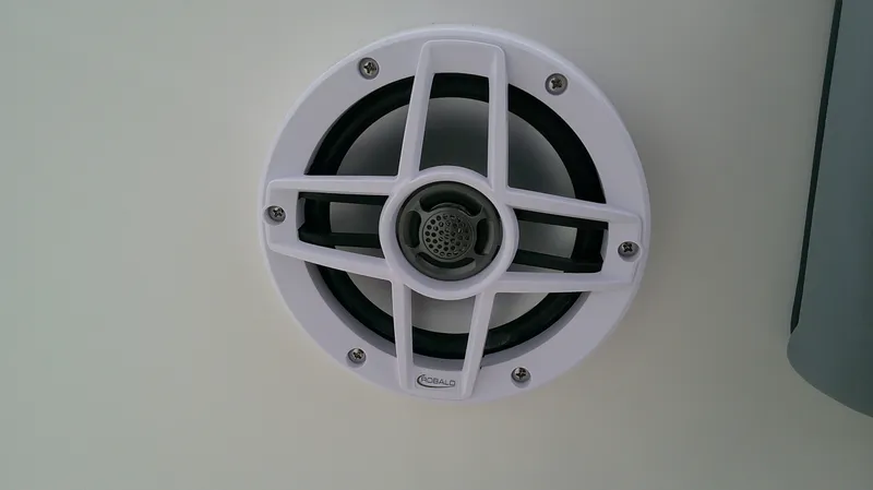 Slide: The Image of Robalo R200 2026 - 14