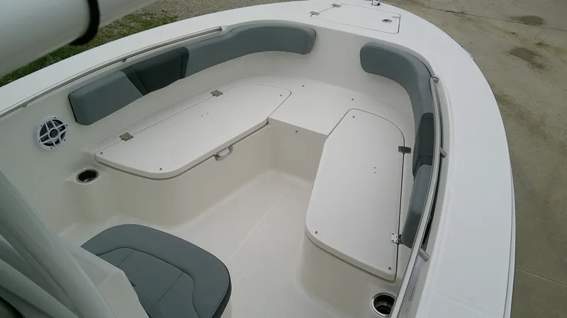 Slide: The Image of Robalo R200 2026 - 15