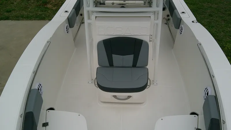 Slide: The Image of Robalo R200 2026 - 16