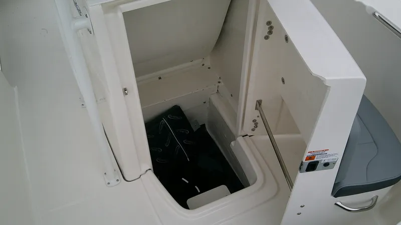 Slide: The Image of Robalo R200 2026 - 19