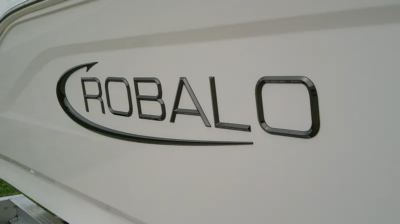 Slide: The Image of Robalo R200 2026 - 3