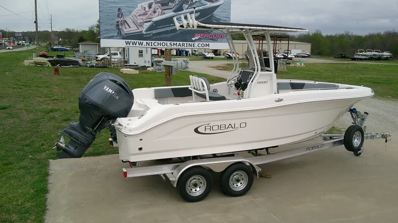 Slide: The Image of Robalo R200 2026 - 4