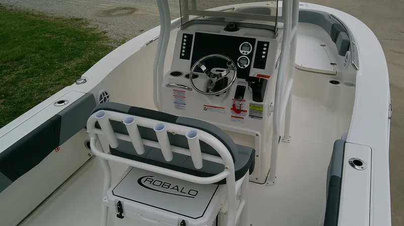 Slide: The Image of Robalo R200 2026 - 6