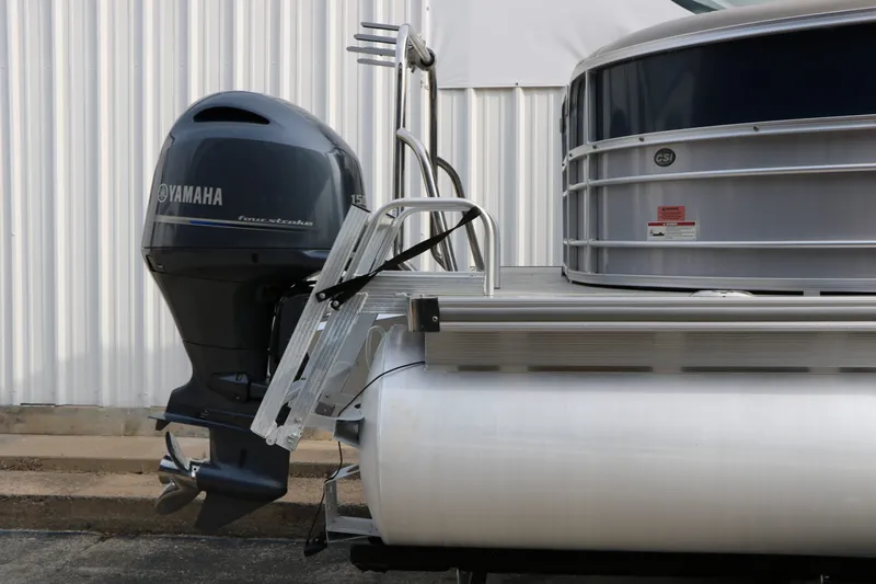 Slide: The Image of Berkshire 22E Cts Tri-toon 2017 - 12