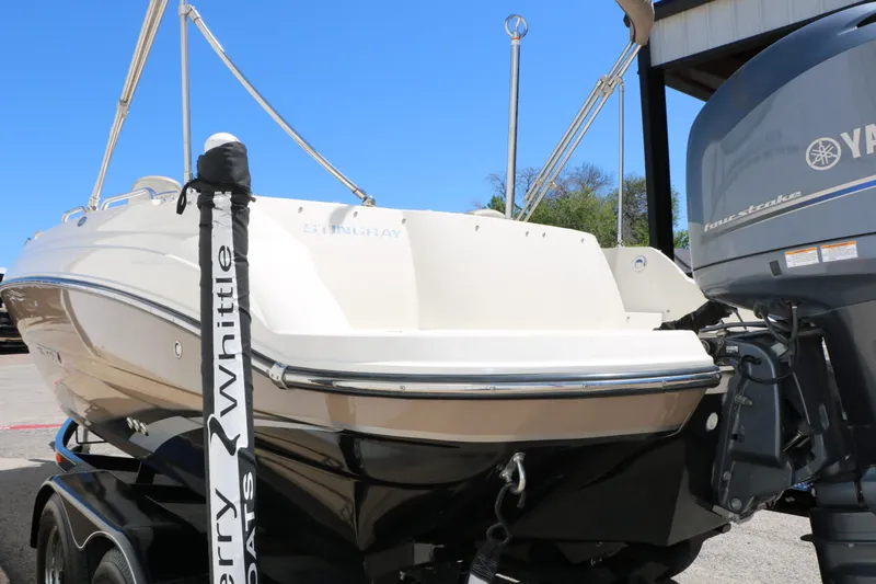 Slide: The Image of Stingray Boat Company 192 SC 2015 - 13