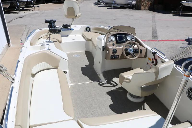 Slide: The Image of Stingray Boat Company 192 SC 2015 - 19