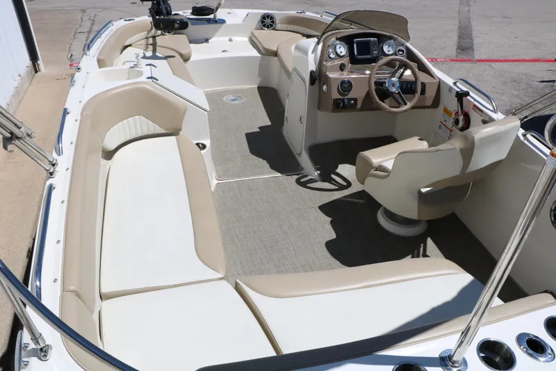 Slide: The Image of Stingray Boat Company 192 SC 2015 - 20