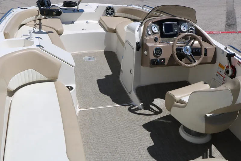 Slide: The Image of Stingray Boat Company 192 SC 2015 - 21