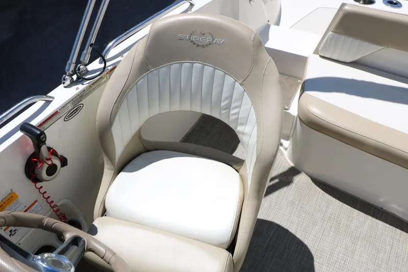 Slide: The Image of Stingray Boat Company 192 SC 2015 - 44