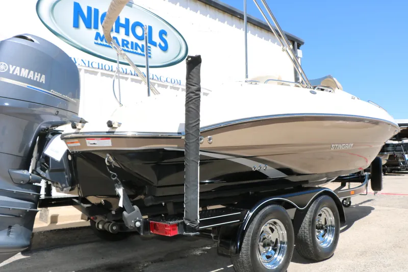 Slide: The Image of Stingray Boat Company 192 SC 2015 - 9