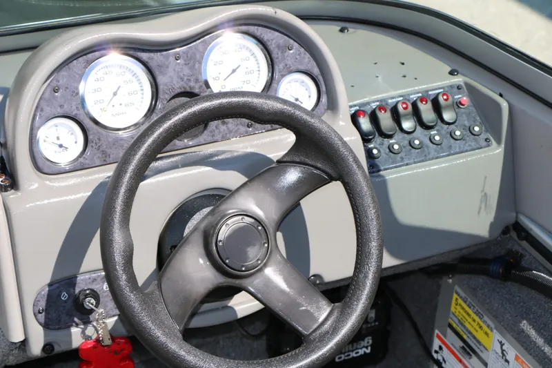 Slide: The Image of Alumacraft Dominator 165 Sport 2008 - 15