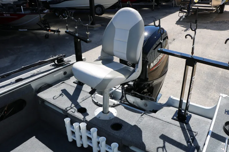 Slide: The Image of Alumacraft Dominator 165 Sport 2008 - 20