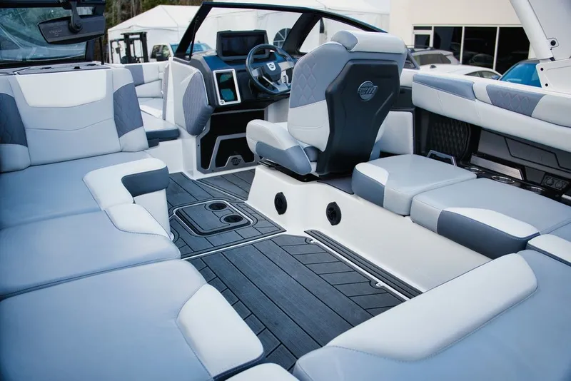 Slide: The Image of Malibu M220 2022 - 8