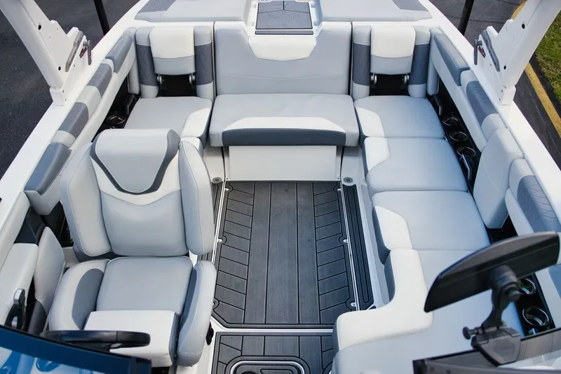 Slide: The Image of Malibu M220 2022 - 15