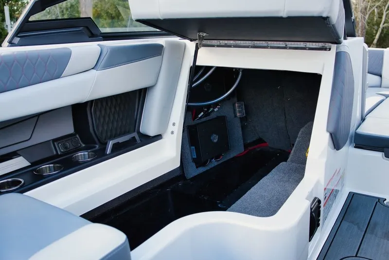 Slide: The Image of Malibu M220 2022 - 10