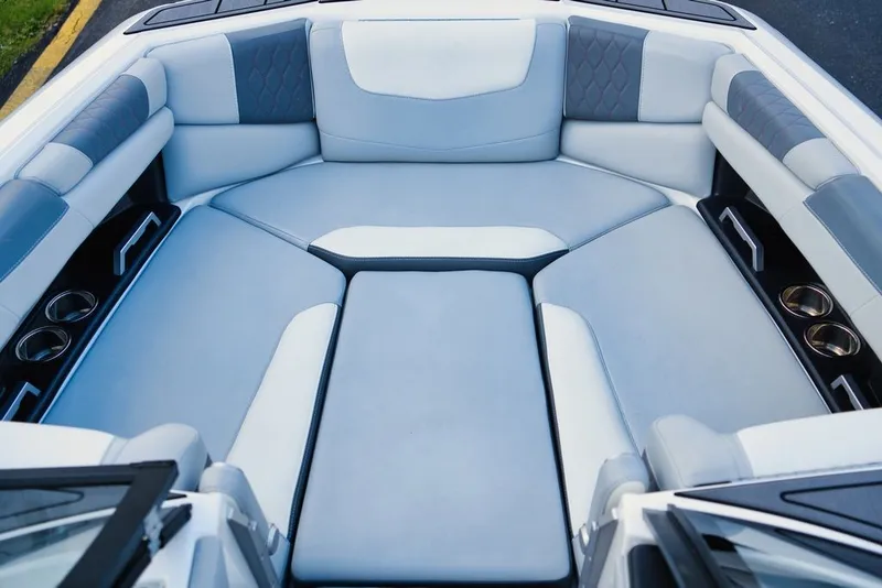 Slide: The Image of Malibu M220 2022 - 12
