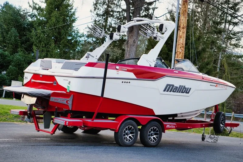 Slide: The Image of Malibu M220 2022 - 4