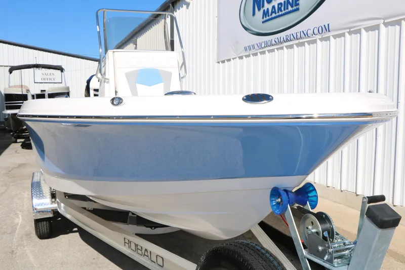 Slide: The Image of Robalo 226 Cayman 2026 - 11