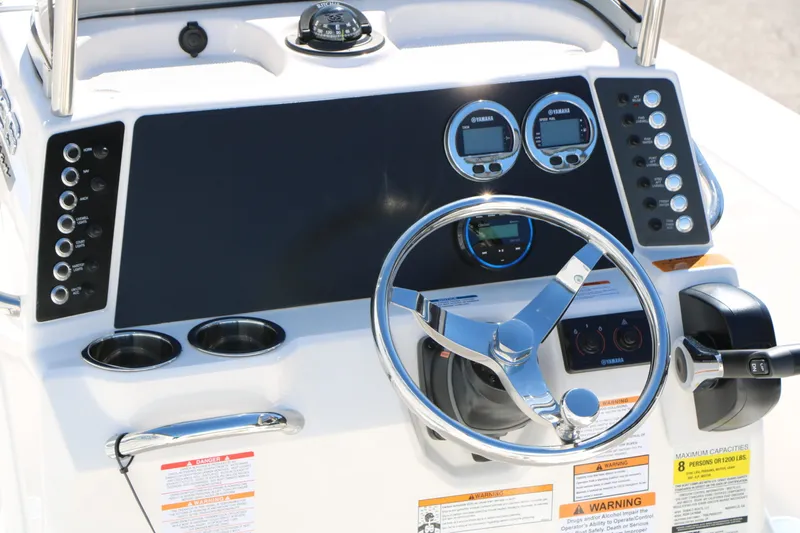 Slide: The Image of Robalo 226 Cayman 2026 - 18