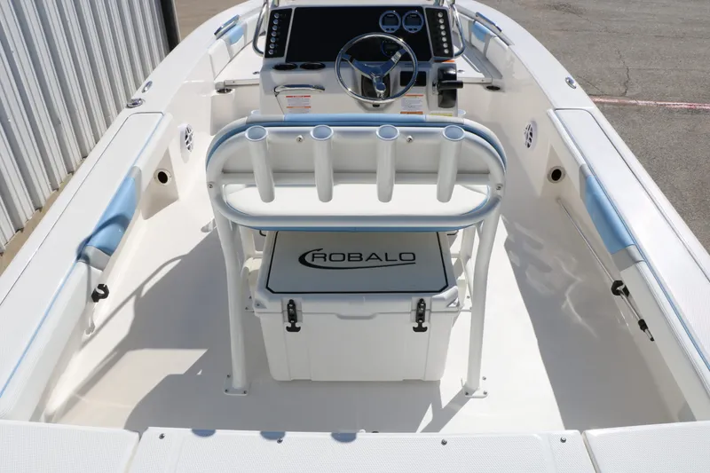 Slide: The Image of Robalo 226 Cayman 2026 - 19