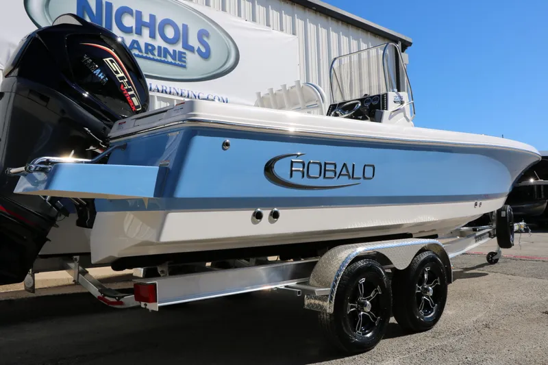 Slide: The Image of Robalo 226 Cayman 2026 - 6