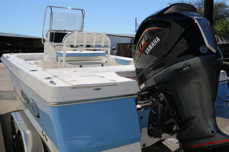 Slide: The Image of Robalo 226 Cayman 2026 - 9