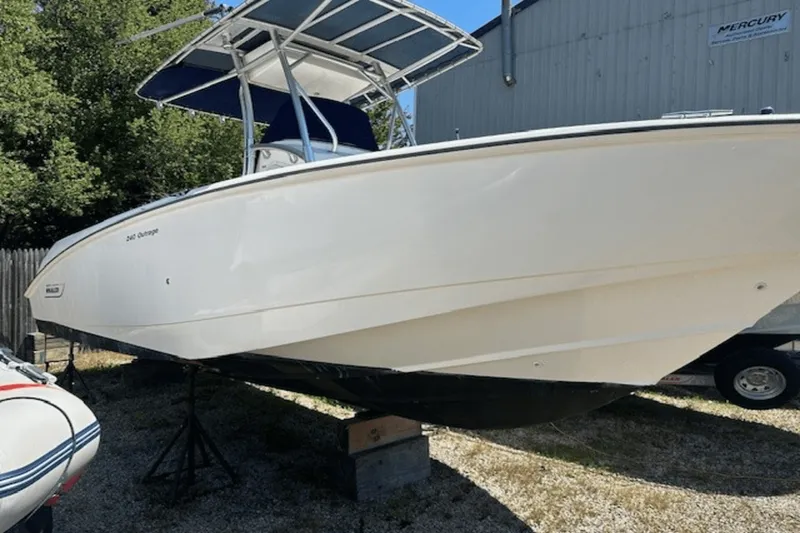 The Image of Boston Whaler 240 OUTRAGE 2006 - 0