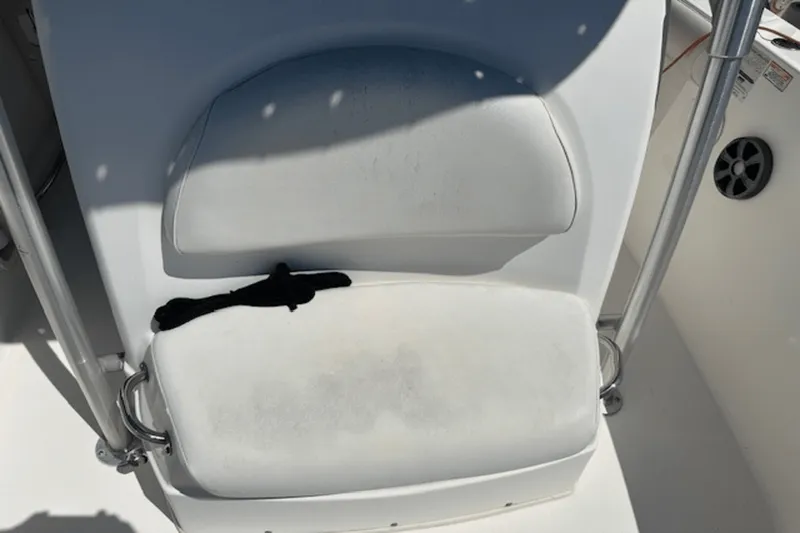 Slide: The Image of Boston Whaler 240 OUTRAGE 2006 - 12