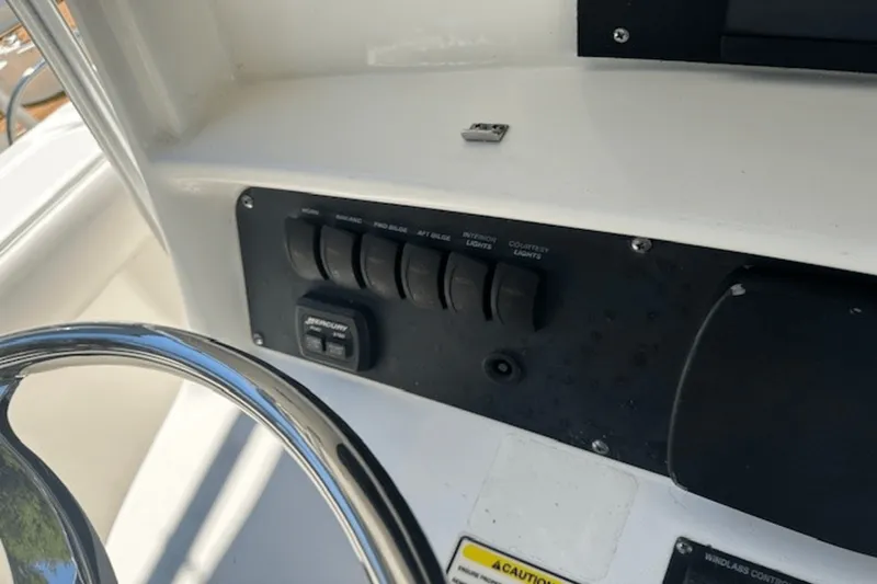 Slide: The Image of Boston Whaler 240 OUTRAGE 2006 - 19