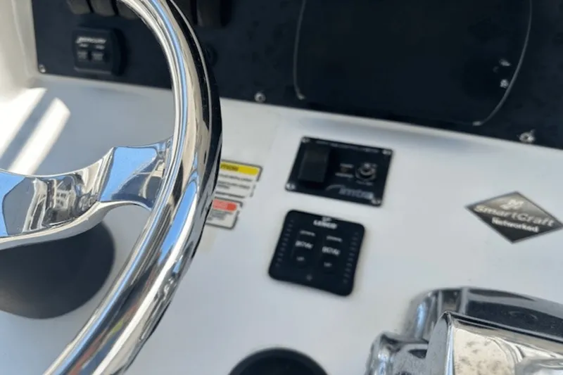 Slide: The Image of Boston Whaler 240 OUTRAGE 2006 - 21