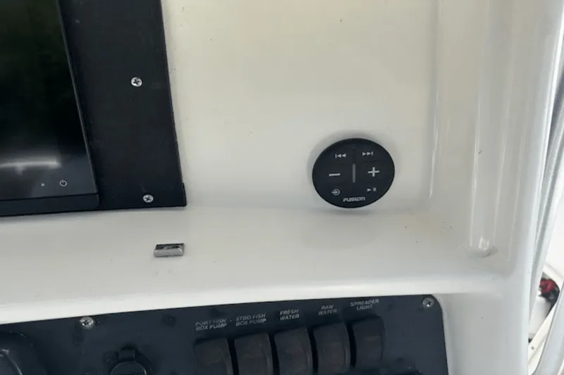 Slide: The Image of Boston Whaler 240 OUTRAGE 2006 - 23