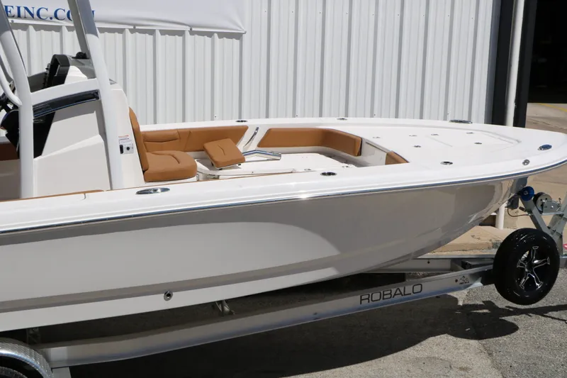 Slide: The Image of Robalo 246 Cayman 2026 - 14