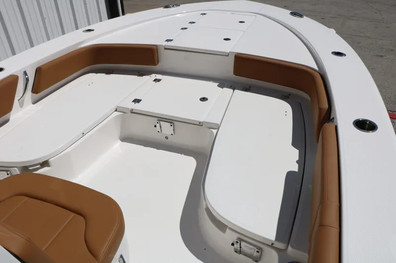 Slide: The Image of Robalo 246 Cayman 2026 - 39