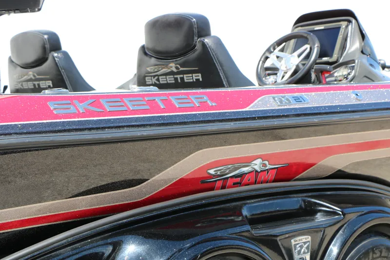 Slide: The Image of Skeeter Fx21 2015 - 6