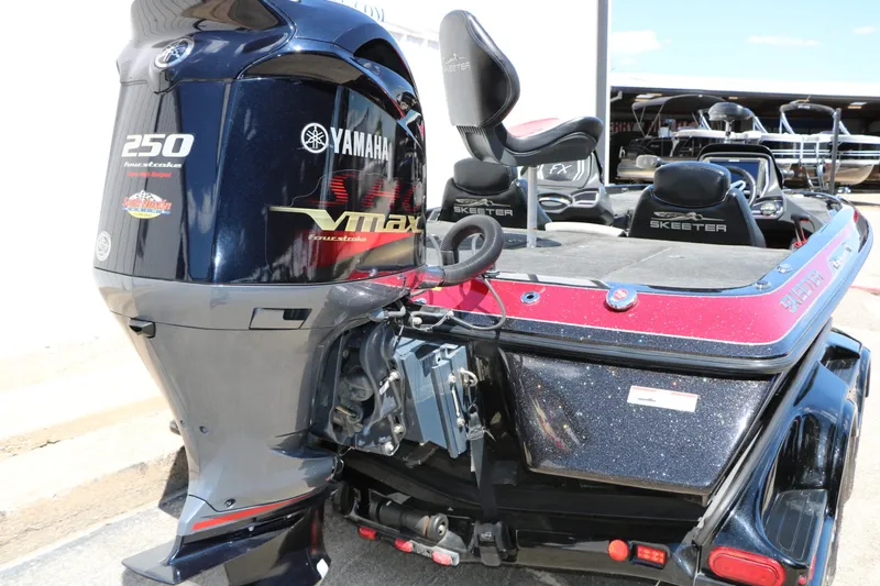 Slide: The Image of Skeeter Fx21 2015 - 8