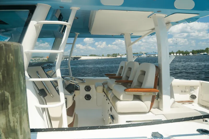 Slide: The Image of Boston Whaler 380 Outrage 2025 - 13