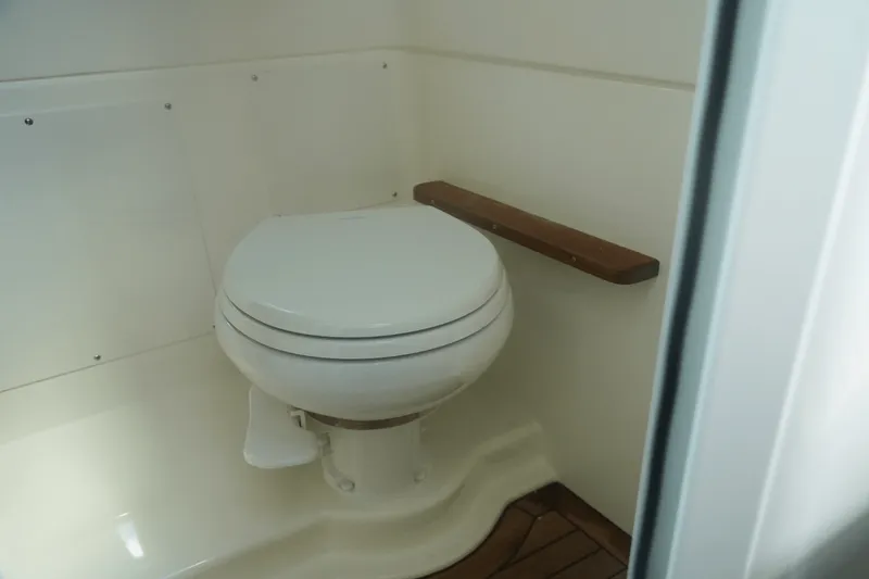 Slide: The Image of Boston Whaler 380 Outrage 2025 - 20