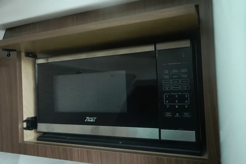 Slide: The Image of Boston Whaler 380 Outrage 2025 - 22