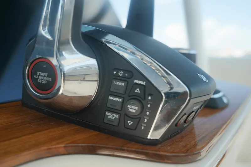 Slide: The Image of Boston Whaler 380 Outrage 2025 - 28