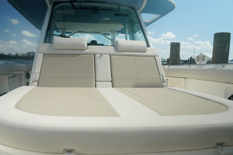 Slide: The Image of Boston Whaler 380 Outrage 2025 - 38